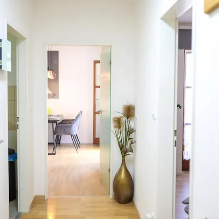 Apartment E - Peaceful Living, Parking